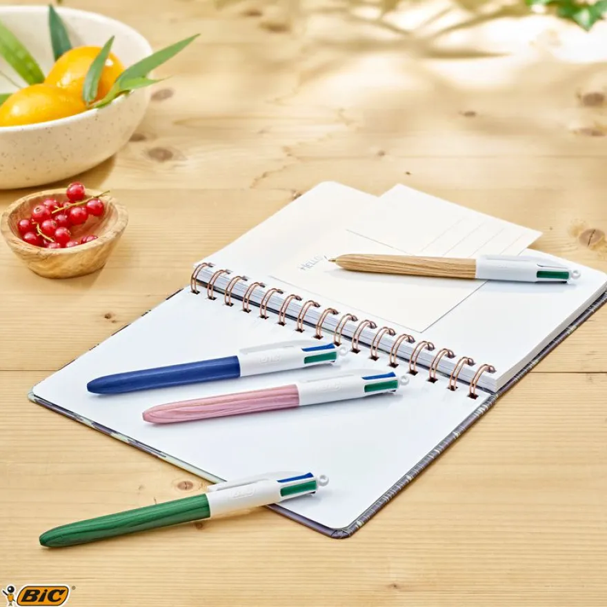 BIC 4 Couleurs Bois - Stylo à bille 4 couleurs effet bois - disponible dans différentes couleurs