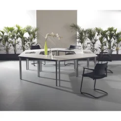 Table de réunion Trapèze - 140 x 70 cm - Pieds carrés aluminium - imitation Erable